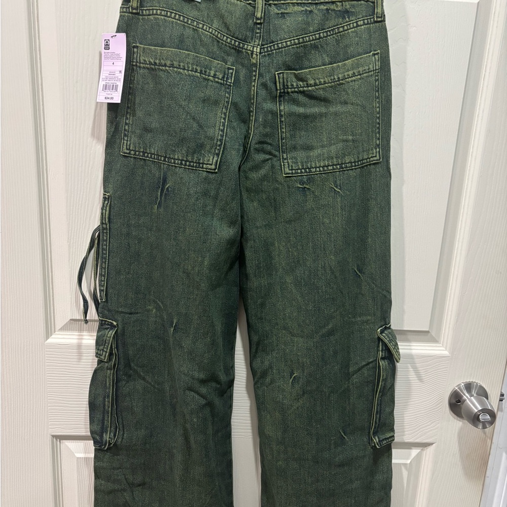 Women’s Mid-Rise baggy Green Cargo Pants - Picture 6 of 8